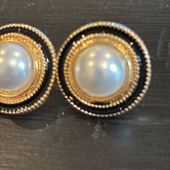 Vintage Faux Pearl Elegant Gold Black Enamel Clip On Earrings - Picture 2 of 5
